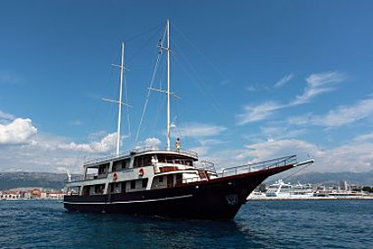 Jadrnica - Custom Luna (code:PLA 816) - Krilo Jesenice - Riviera Omiš